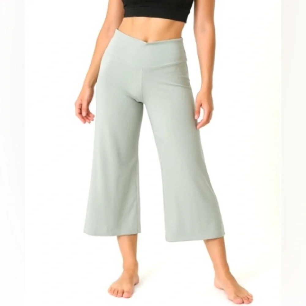 Move Theology Sculpted light green Cropped Wide leg ribbed Leggings XS